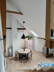 Art Peaceful Historical city center apartment