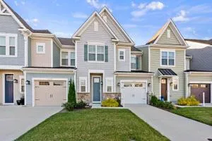 Modern Townhouse with Pool Gym & Tennis Near Beach - Ocean View