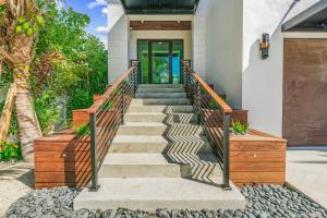 Just Lanai-ing Around