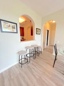 Modern Condo 5min to Conv Center with balcony
