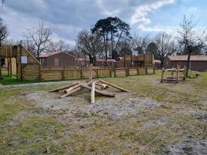 Maisons de vacances La Cabane sous la Canopee calme au bord du Lac : photos des chambres