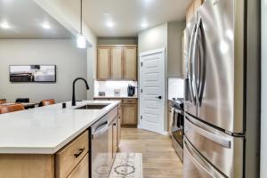 Elegant Vancouver Townhome - 18 Mi to Portland