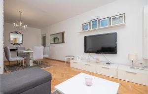 Awesome Apartment In Makarska With Wifi And 2 Bedrooms
