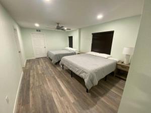 Charming renovated home with jetted tubking beds