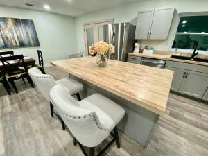 Charming renovated home with jetted tubking beds