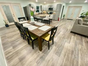 Charming renovated home with jetted tubking beds