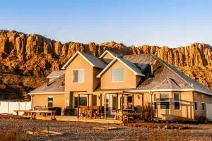 Moab Desert Home, 4 Bedroom Private House, Sleeps 10, Pet Friendly - Abbey Road