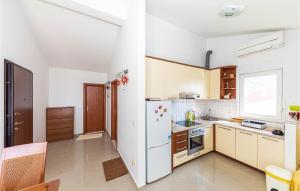 Stunning Apartment In Makarska With Wifi And 1 Bedrooms