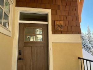 Cozy Modern Ski-in & Ski-out, Hot Tub, Townhouse