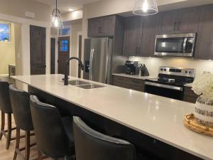 Cozy Modern Ski-in & Ski-out, Hot Tub, Townhouse