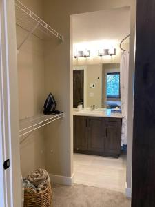 Cozy Modern Ski-in & Ski-out, Hot Tub, Townhouse