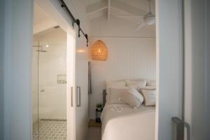 Gumnut Cottage Gippsland - Tiny Eco Stay w King Bed & Mountain Views