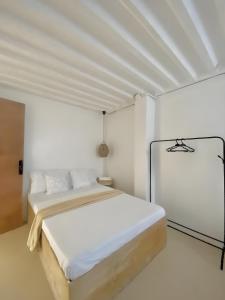 New Modern Suite Near Airport & Beach