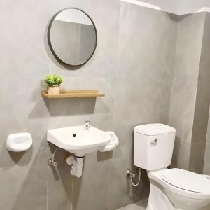 New Modern Suite Near Airport & Beach