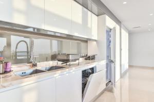 Posh 2 BR Oceanfront Apt in the Heart of Bluewaters Island