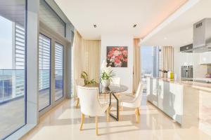 Posh 2 BR Oceanfront Apt in the Heart of Bluewaters Island