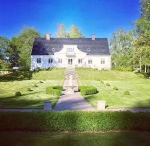 Nyrenoverat och förtjusande gästhus på anrik prästgård i hänförande miljö - Tormestorp