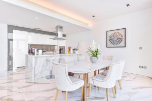 Lavish & Equipped oceanfront 2 BR facing Ain Dubai