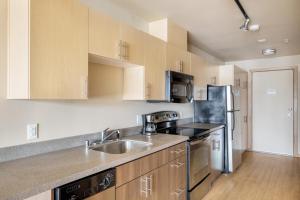 Queen Anne 1br w gym wd lounge roof deck SEA-568