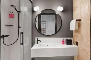 Moxy Standard, Guest room, 1 Queen room in Moxy Bucharest Old Town