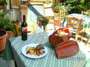 Manoleas Tavern & Rooms to Let