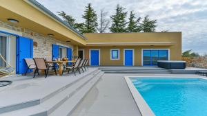 Villa RE with pool and spa