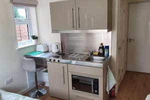Self-contained annex with private entrance, double bed, kitchen, bathroom, free car park - Near Cambridge, Duxford Air Museum and Addenbrookes Hospital
