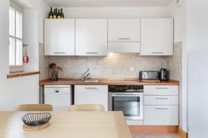 Conseil B - Chic 2BR City Center Apartment - Free Parking & Mountain View - By Cozee Rentals