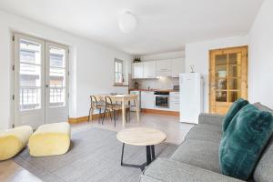 Conseil B - Chic 2BR City Center Apartment - Free Parking & Mountain View - By Cozee Rentals