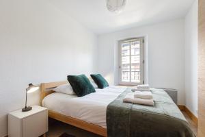 Conseil B - Chic 2BR City Center Apartment - Free Parking & Mountain View - By Cozee Rentals