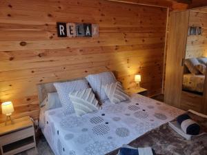 Chalets Cabane pilotis sur etang, au lac de Chaumecon : photos des chambres