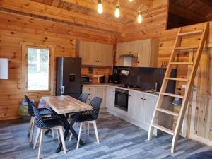 Chalets Cabane pilotis sur etang, au lac de Chaumecon : photos des chambres