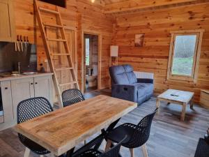 Chalets Cabane pilotis sur etang, au lac de Chaumecon : photos des chambres