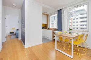 Bright Apartment in the Clouds by Renters