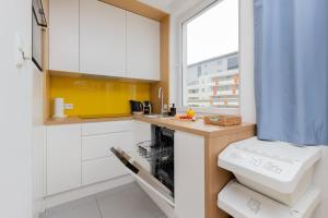 Bright Apartment in the Clouds by Renters