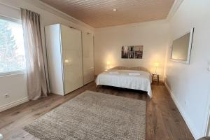 Stunning 5BR 16 Bed Home with Finnish Sauna & Jacuzzi 340 m2