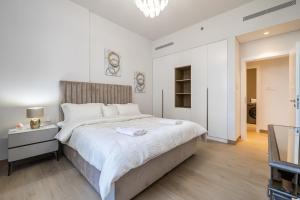 Apartment with Partial Sea View in La Mer