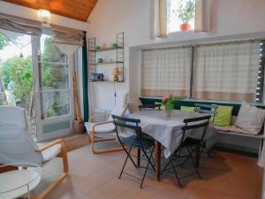 Maisons de vacances Maison 2 ch. a Locmaria, 800m de la plage, jardin clos, animaux OK, equipements complets - FR-1-418-158 : photos des chambres