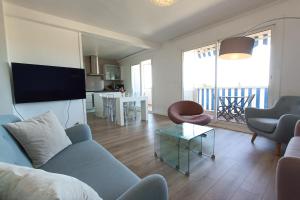 Spacious and bright cocoon near the sea