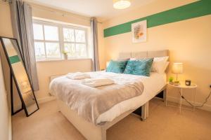 Central location -3 Beds, 2 baths , off-street parking, fast Wifi, sleeps 7