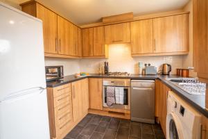 Central location -3 Beds, 2 baths , off-street parking, fast Wifi, sleeps 7