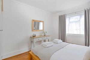 The Roost Group - 8-Bed Home - Hot Tub WiFi Parking