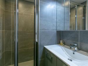 Appartement spacieux exposé Sud avec balcon, proche des pistes et commodités, Val-dIsère - FR-1-694-311