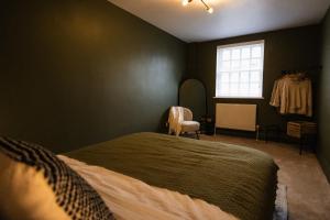 The Old Coach House, Gorgeous 3 Bed, Central, Modern, Parking, King Bed, HUGE Bath