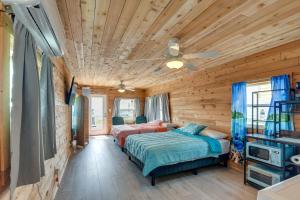 1 Mi to Ocean Colorful Freeport Beach Rental!