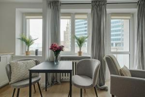 Urban Oasis Private Apartment with Palace of Culture View