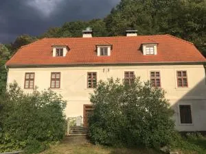 Apt. overlooking the castle Nižbor20km from Prague - Hudlitz