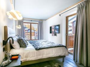 Appartement de luxe avec cheminée, balcon et services inclus, au pied de la forêt de Bellevarde - FR-1-694-12