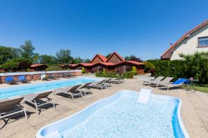 Dworek Zielińskich-Domki, Pokoje, Podgrzewany basen, Parking