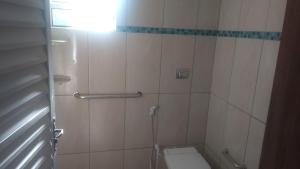 Casa familiar quarto, cozinha, banheiro e piscina a praia está a 700 metros